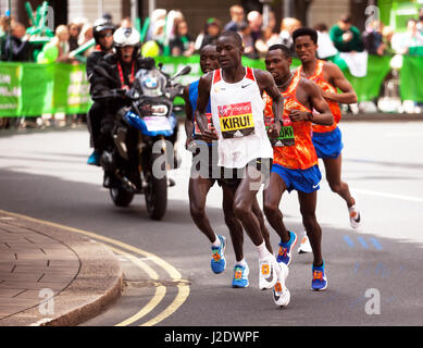 Abel Kiru führt die Männer Elite Rennen beim London-Marathon 2017. Er fuhr fort, um 4., in einer Zeit von 02:07:45 zu beenden. Daniel Wanjiru gewann in 02:05:4 Stockfoto