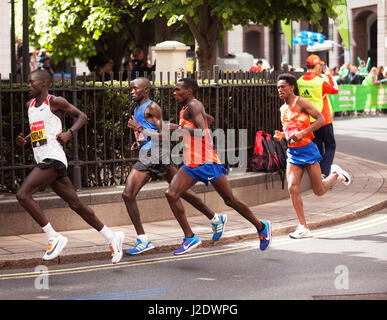 Abel Kiru führt die Männer Elite Rennen beim London-Marathon 2017.  Er fuhr fort, um 4., in einer Zeit von 02:07:45 zu beenden. Daniel Wanjiru gewann in 02:05:4 Stockfoto