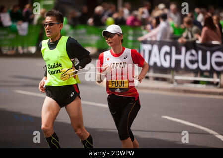 Fuji Yumiko aus Japan, im Wettbewerb mit den 2017 London Marathon World Para athletischen Weltcup. Sie fuhr fort, in einer Zeit von 03:24:39 4. beenden Stockfoto