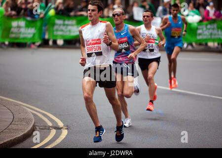 Robbie Simpson und Scott Overall für Großbritannien im Jahr 2017 London Marathon konkurrieren. Sie beendete den 15. und 19. 02:15:04 und 02:16:54 Stockfoto