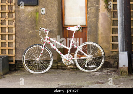 Ein gepunktetes Fahrrad in der Stadt Hawes in den Yorkshire Dales Stockfoto