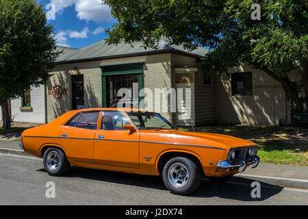 Richmond, Tasmanien, Australien - 21. Dezember 2016: Ford Falcon 500 parkten außerhalb Richmond Bäckerei Stockfoto