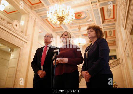 Sinn Féin Michelle O'Neill, Gerry Kelly (links) und Caral Ni Chuilin (rechts) während einer Pressekonferenz im Parlamentsgebäude Stormont, Belfast, als formelle Gespräche, Nordirland Powersharing wiederherzustellen haben bis nach den Parlamentswahlen angehalten wurde. Stockfoto