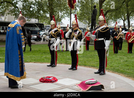 Der Oberbürgermeister von Westminster, Stadtrat Steve Summers legt einen Kranz an einen Gedenkstein für die Pflasterung in Victoria Embankment Gardens in Westminster, London, während eines Ereignisses gedenken für Leutnant John Spencer Dunville. Stockfoto