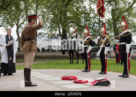 Oberst Crispin Lockhart MBC legt ein Mohn Kranz am Gedenkstein Pflasterung in Victoria Embankment Gardens in Westminster, London, während eines Ereignisses gedenken für Leutnant John Spencer Dunville vorgestellt. Stockfoto