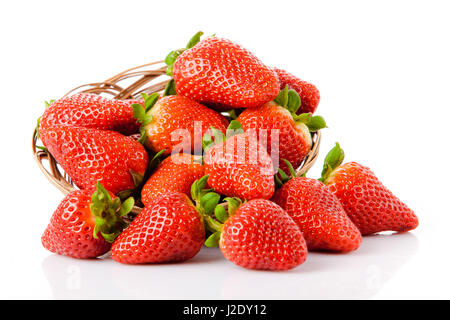 Reife rote Erdbeeren auf weißem Hintergrund isoliert Stockfoto