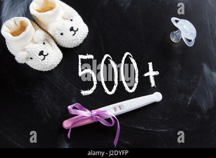 Sozialpolitik in Polen "500 +' an schwarze Tafel mit positiven Schwangerschaftstest Stockfoto