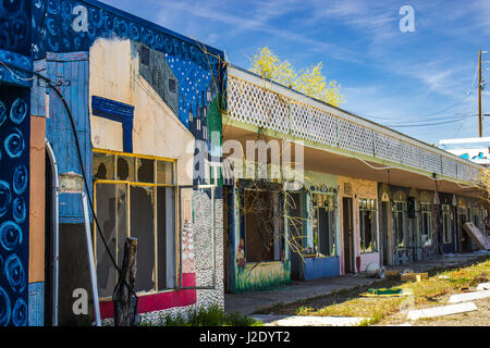 -Schaden Motel-Einheiten mit zerbrochenen Fensterscheiben Stockfoto
