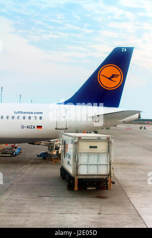 Kiew, UKRAINE - 12. August 2013:: Lufthansa Airbus A320-214 geparkt in Borispol International Airport in Kiew, Ukraine Stockfoto