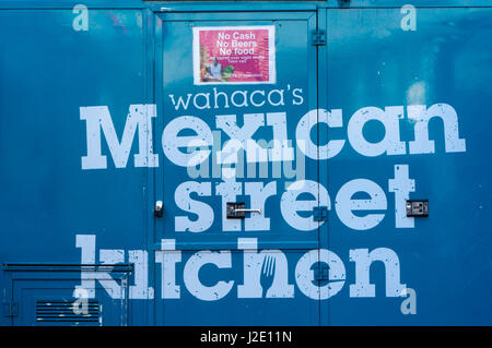 Ein Zeichen für Wahacas mexikanischen Street Kitchen auf eines der acht recycelten Versandbehälter Gehäuse Wahaca Restaurant auf der Londoner South Bank. Stockfoto