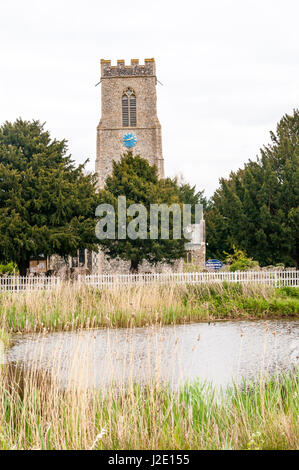 St Mary Magdalene Kirche, Mulbarton, gesehen in einem der Teiche auf Mulbarton, Norfolk. Stockfoto