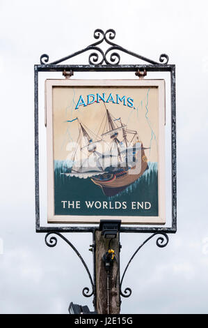 Das Zeichen für die Worlds End Pub in Mulbarton zeigt eine Segelschiff segeln über den Rand der Welt. Stockfoto