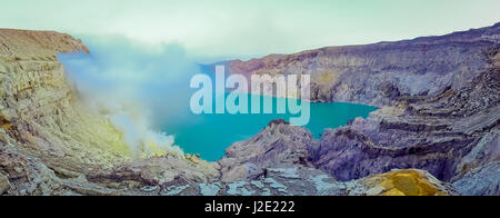 KAWEH IJEN, Indonesien: Spektakuläre Überblick über vulkanische Kratersee mit schönen blauen Himmel, Touristen, die in der Ferne sichtbar Stockfoto