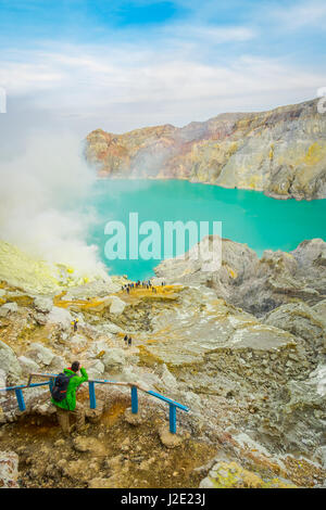 KAWEH IJEN, Indonesien - 3. März 2017: Tourist am Aussichtspunkt Plattform Aufnahme des spektakulären vulkanischen Krater-See, mehr Touristen gesehen zu Fuß in der Ferne Stockfoto