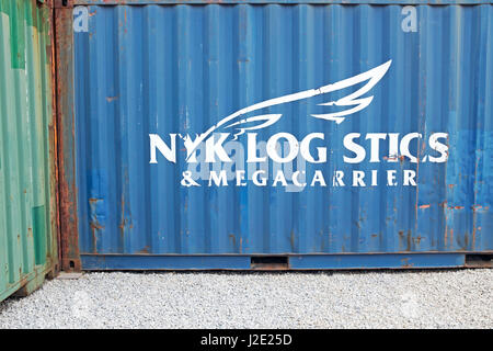 NYK Logistics & Megarrier Trockenfracht-Frachtcontainer Backbord in Cleveland, Ohio, Vereinigte Staaten von Amerika. Stockfoto