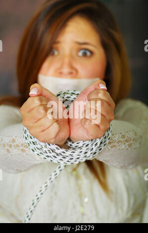 Verängstigtes junge Mädchen entführt und verklebt Stockfoto