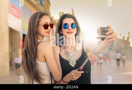 2 junge Frauen in der Stadt unter ein Selbstporträt Stockfoto