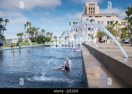 Junge Mädchen spielen in San Diego Waterfront Park Brunnen Stockfoto