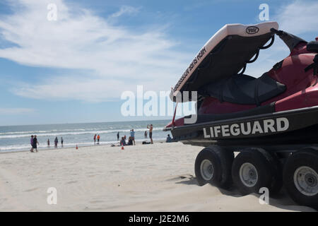 Rettungsschwimmer Jetski auf Coronado Beach, San Diego, Kalifornien Stockfoto