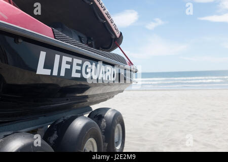 Rettungsschwimmer Jetski auf Coronado Beach, San Diego, Kalifornien Stockfoto