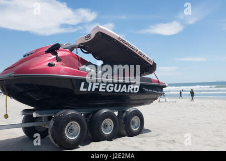 Rettungsschwimmer Jetski auf Coronado Beach, San Diego, Kalifornien Stockfoto