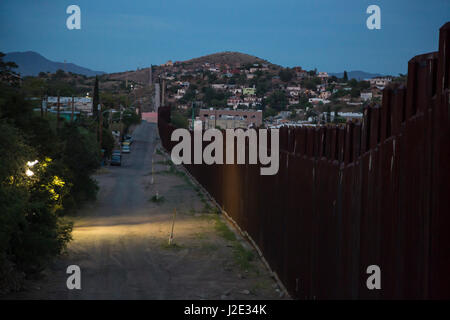 Nogales, Arizona - der US-mexikanischen Grenzzaun trennt Nogales, Arizona (links) und Nogales, Sonora. Border Patrol leuchten die US-Seite. Stockfoto