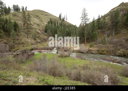 Kajak fahren einen Stream im nordöstlichen Oregon. Stockfoto