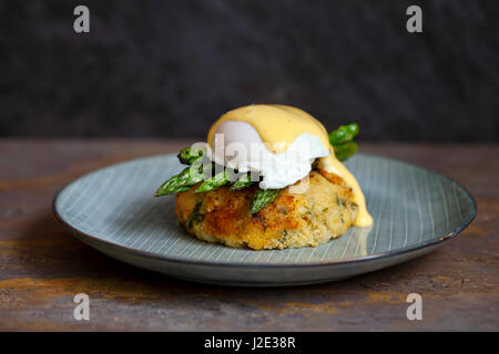 Fischfrikadellen mit Spargel, Spiegelei und Sauce Hollandaise Stockfoto