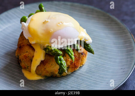 Fischfrikadellen mit Spargel, Spiegelei und Sauce Hollandaise Stockfoto