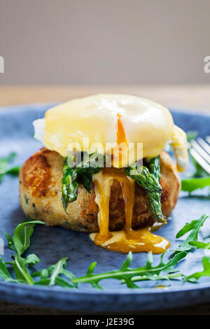 Fischfrikadellen mit Spargel, Spiegelei und Sauce Hollandaise Stockfoto