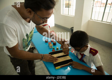 Physiotherapeut Ausbildung eine sehbehinderte Studentin an der Baptist Mission Integrated School in Mirpur. Dhaka, Bangladesch. Stockfoto