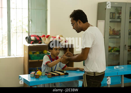 Physiotherapeut Ausbildung eine sehbehinderte Studentin an der Baptist Mission Integrated School in Mirpur. Dhaka, Bangladesch. Stockfoto