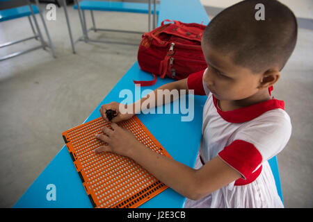 Sehbehinderte Studentin lernt im Klassenraum mit Hilfe von Bangla Braille an der Baptist Mission Integrated School in Mirpur. Dhaka, Banglade Stockfoto
