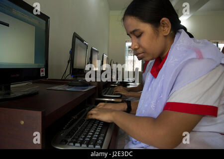 Blinde und Sehbehinderte SchülerInnen mit Computer im Klassenzimmer an der Baptist Mission Integrated School in Mirpur. Dhaka, Bangladesch. Stockfoto