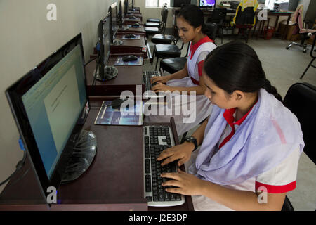Blinde und Sehbehinderte SchülerInnen mit Computer im Klassenzimmer an der Baptist Mission Integrated School in Mirpur. Dhaka, Bangladesch. Stockfoto
