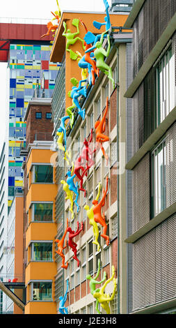 Düsseldorf, Deutschland - 14. April 2017: Bunte Figuren auf Roggendorfer Haus bauen. Moderne Bürogebäude im Medienhafen Stockfoto