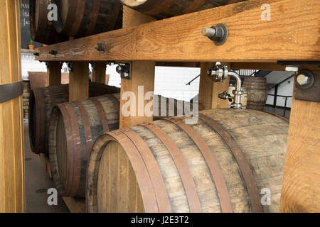 Hähne auf hölzernen Bierfässer im Rack. Stockfoto