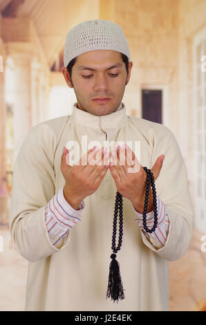 Süße Arabische Mann hält eine Masbaha mit seinen Händen Stockfoto