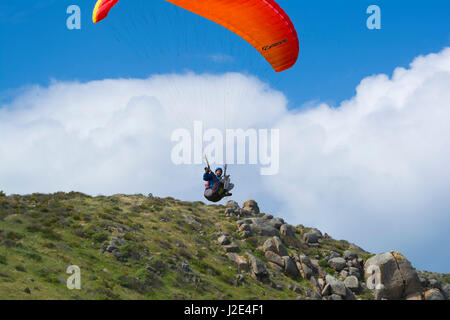 Victor Harbor, South Australia, Australien - 11. November 2016: Zufällige männliche Gleitschirm fliegen über uns bei The Bluff, befindet sich in der Fleurieu Stockfoto