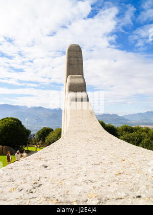 Afrikaans-Sprache Denkmal historisches Wahrzeichen mit Touristen betrachten das Denkmal in Paarl, Südafrika Stockfoto