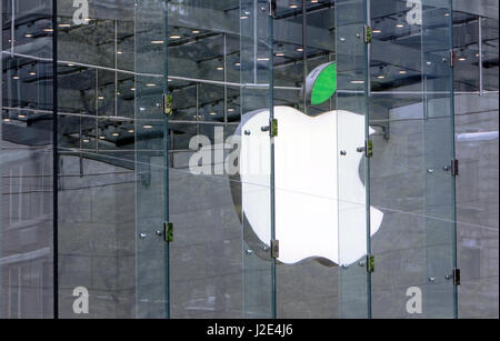 Apple Corporate Logo in Ihrem Store am Broadway und 67th Street hat seine Blätter leuchtet grün. Stockfoto