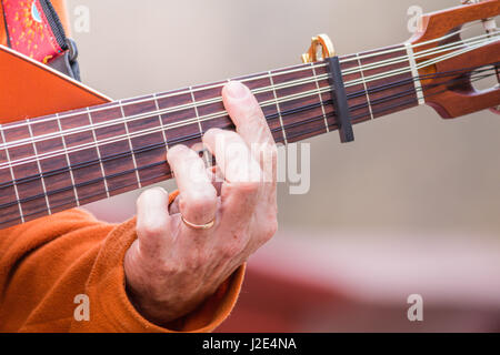 Spielen und klimperte schöne elektrische Laute Gitarre (Oud) Nahaufnahme Stockfoto