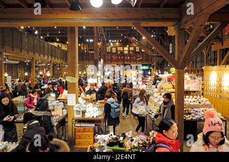 Leute einkaufen an die Music Box Museum auf sakaimachi Straße in Otaru, Hokkaido Stockfoto