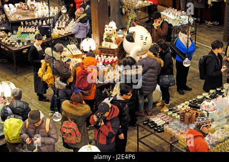 Leute einkaufen an die Music Box Museum auf sakaimachi Straße in Otaru, Hokkaido Stockfoto