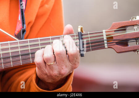 Spielen und klimperte schöne elektrische Laute Gitarre (Oud) Nahaufnahme Stockfoto