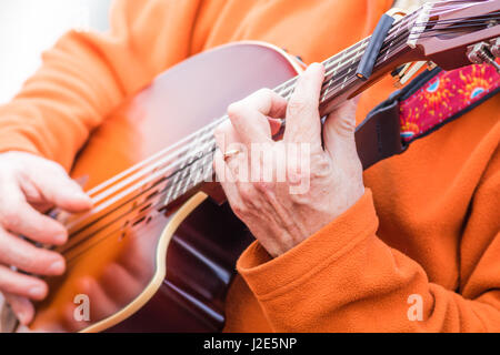 Spielen und klimperte schöne elektrische Laute Gitarre (Oud) Nahaufnahme Stockfoto