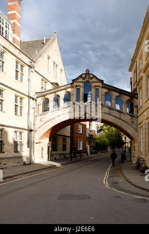 Hertford Brücke, häufig genannt "Seufzerbrücke", ist ein Skyway verbinden zwei Teile des Hertford College über New College Lane in Oxford, England. Seine d Stockfoto