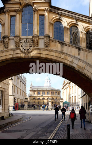 Hertford Brücke, häufig genannt "Seufzerbrücke", ist ein Skyway verbinden zwei Teile des Hertford College über New College Lane in Oxford, England. Seine d Stockfoto