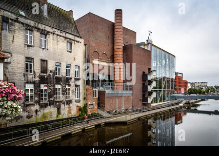 Mechelen, Belgien - 30. Juli 2016: lamot Conference Center an der Wasserseite, im historischen Zentrum von Mechelen. der ehemaligen Brauerei ist eine der Stockfoto