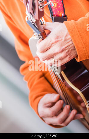 Spielen und klimperte schöne elektrische Laute Gitarre (Oud) Nahaufnahme Stockfoto